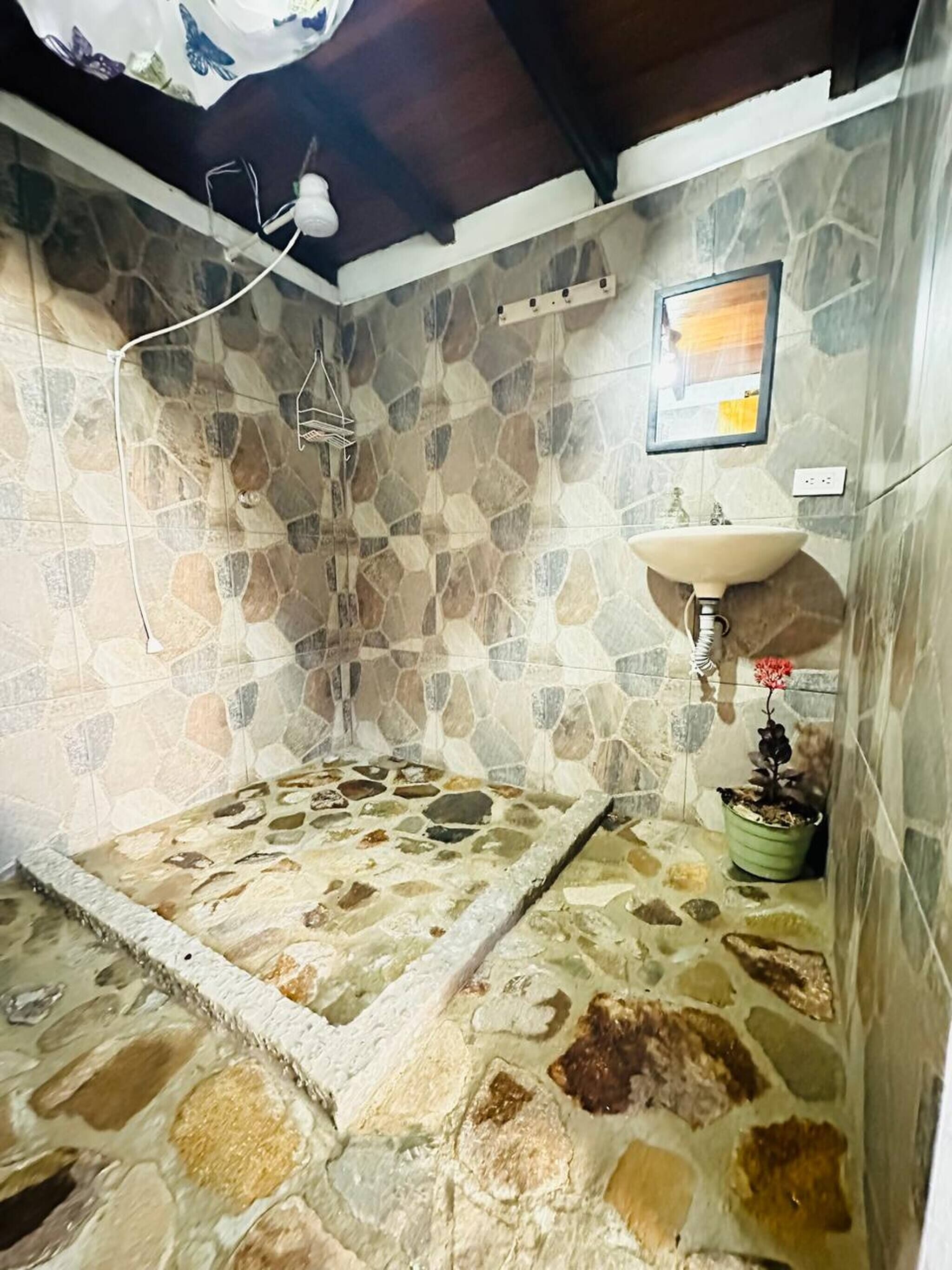 Bañera de hidromasaje, secador de pelo, toallas