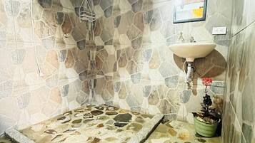 Bañera de hidromasaje, secador de pelo, toallas