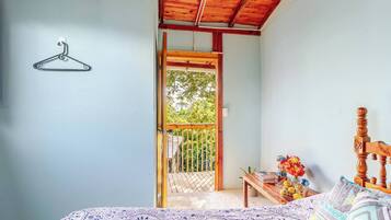 2 bedrooms, iron/ironing board, Internet, bed sheets
