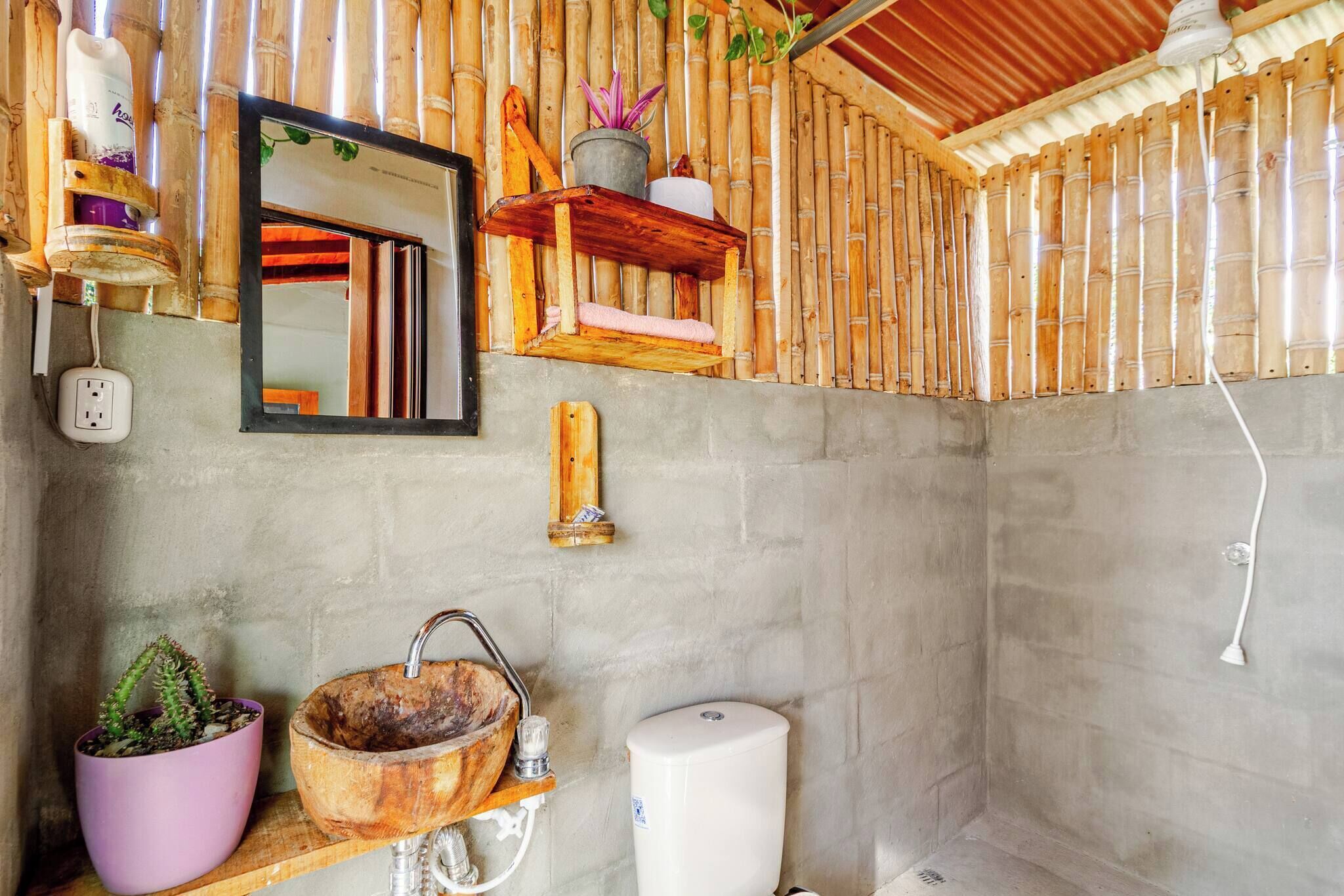 Jetted tub, hair dryer, towels