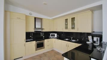 Coffee/tea maker, fridge, microwave, oven