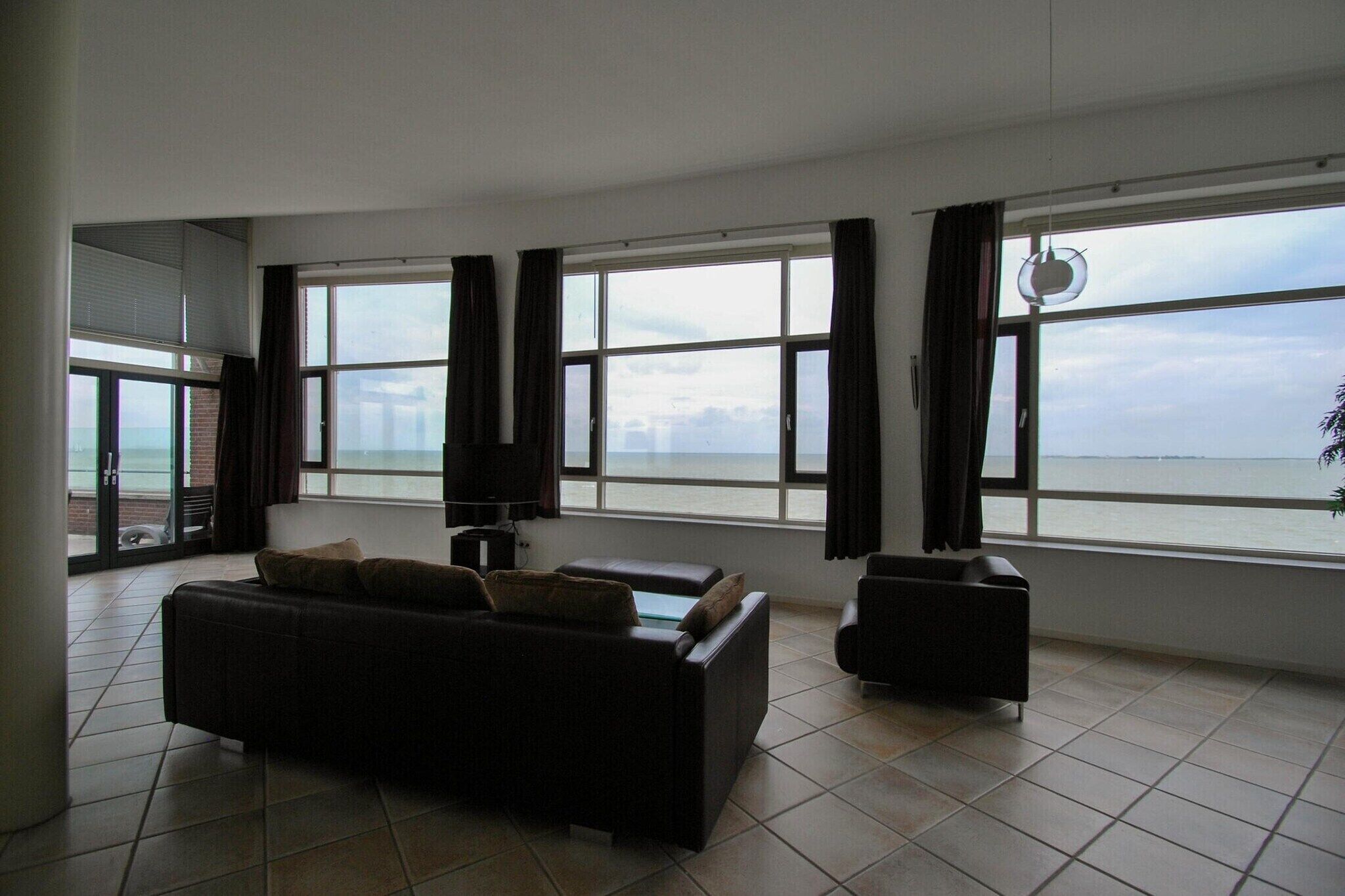 Smart TV, fireplace, DVD player