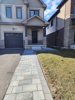 Exterior - 369 Vanilla, set to double a sweet & peaceful stay (Thorold)