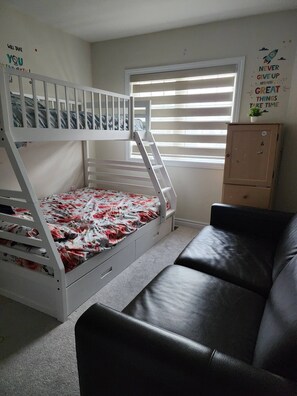 Iron/ironing board, internet, bed sheets - 369 Vanilla, set to double a sweet & peaceful stay (Thorold)