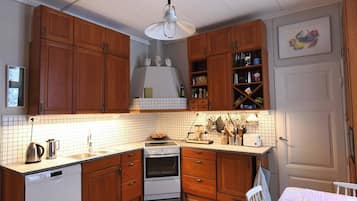 Coffee/tea maker, fridge, microwave, oven