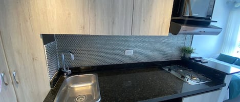 Wasserkocher mit Kaffee-/Teezubehör, Kühlschrank, Mikrowelle, Herdplatte