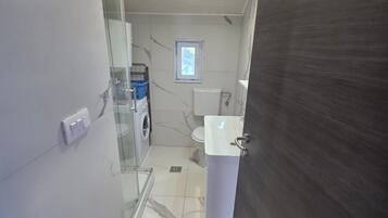 Dusche, Haartrockner, Handtücher