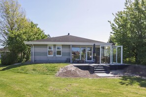 A single-story house with a covered patio area. - Makkum Bungalow with Private Jetty (Makkum)