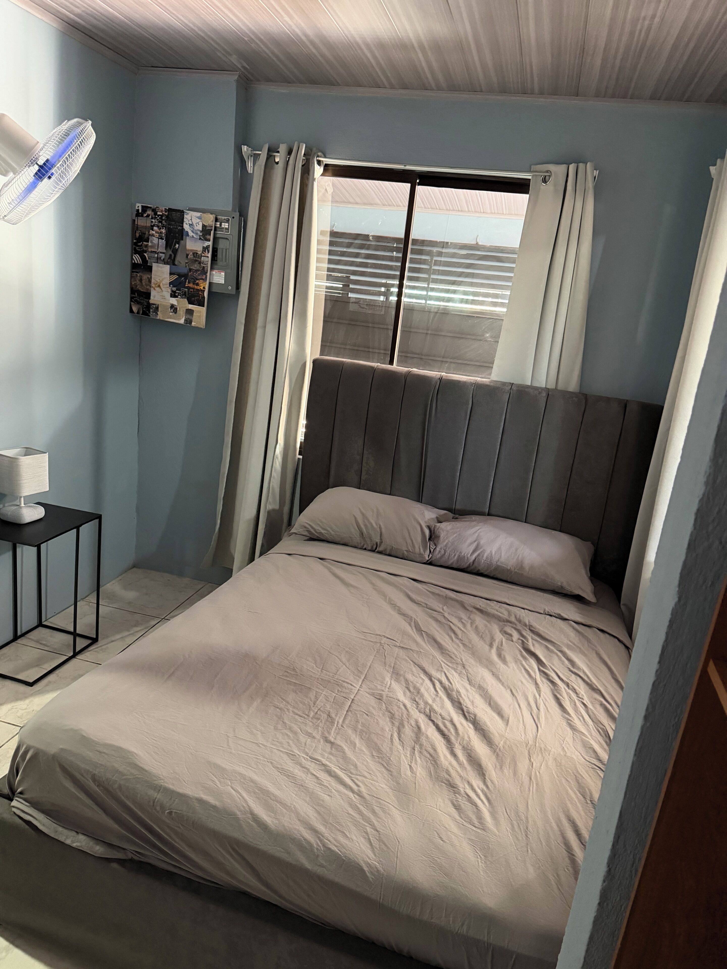 4 habitaciones, tabla de planchar con plancha y internet 