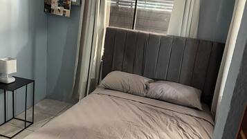 4 habitaciones, tabla de planchar con plancha y internet