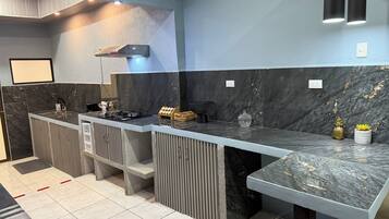 Cafetera y tetera, refrigerador, horno y parrilla de estufa