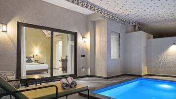 Habitació superior, vistes al complex turístic | Piscina | Piscina a l'aire lliure