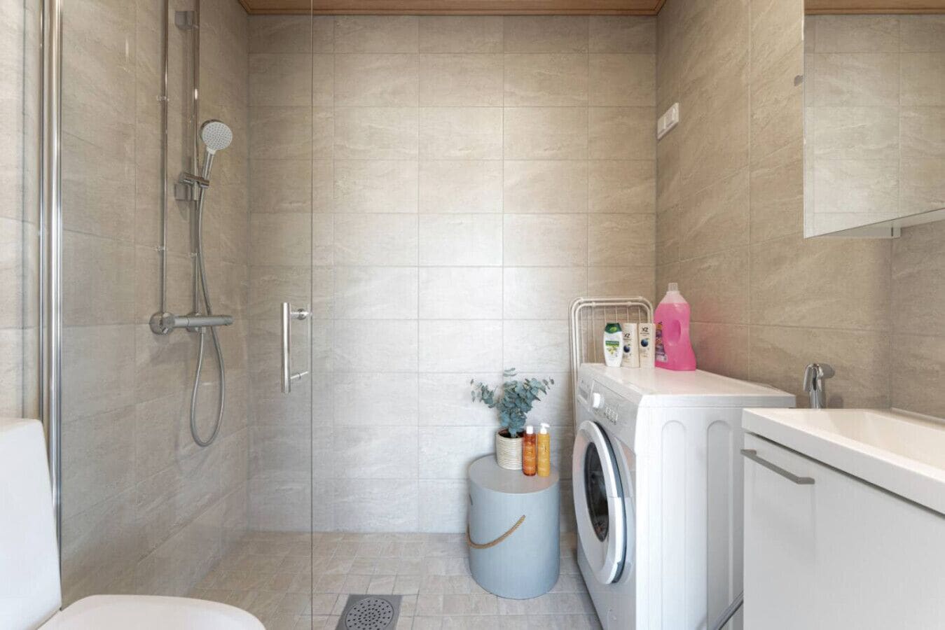 Studio Confort, balcon, vue cour intérieure | Salle de bain | Douche, sèche-cheveux, serviettes fournies, savon