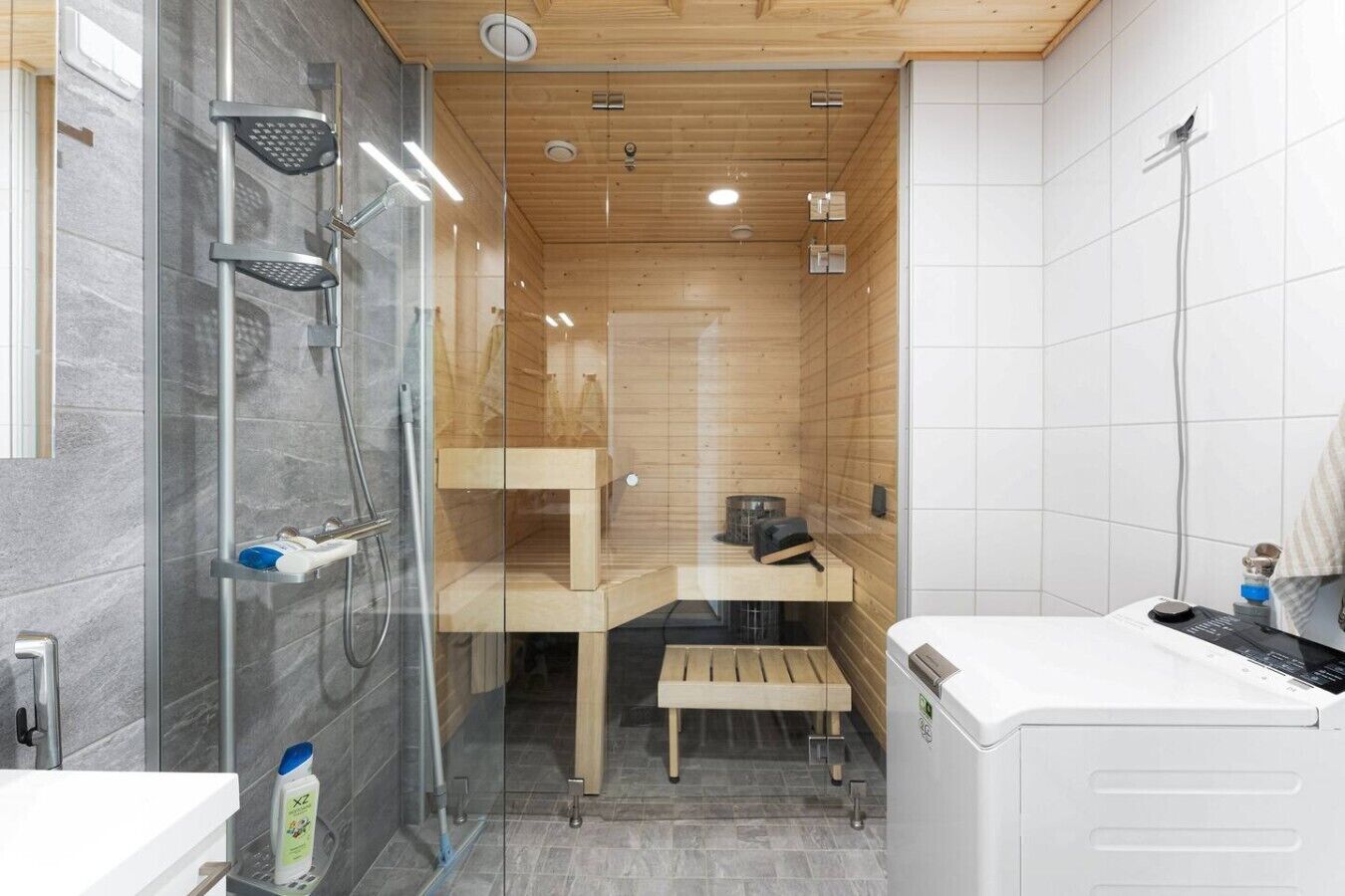 Deluxe Apartment, Balcony, City View, No Pets Allowed | Bathroom
