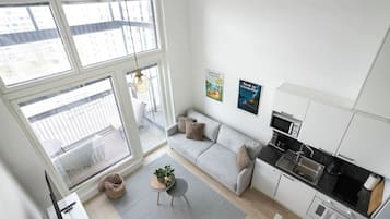 Condo Superior, ban công | Khu phòng khách | Smart TV 55-inch có truyền hình cáp
