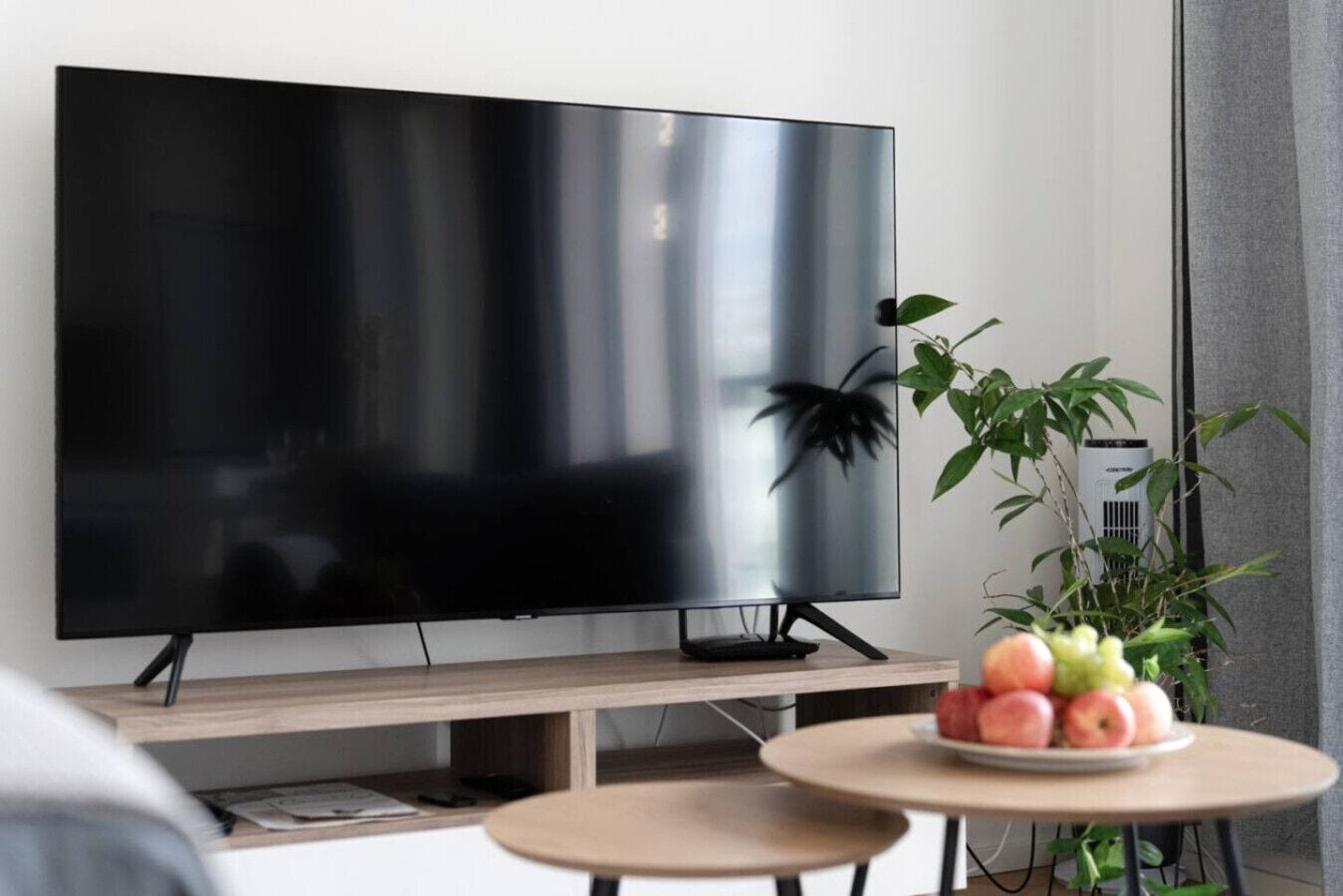 Studio tiện nghi đơn giản, ban công, quang cảnh sân vườn | Bàn, khu vực làm việc phù hợp cho laptop, màn/rèm cản sáng 