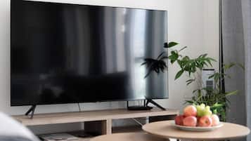 Studio tiện nghi đơn giản, ban công, quang cảnh sân vườn | Bàn, khu vực làm việc phù hợp cho laptop, màn/rèm cản sáng