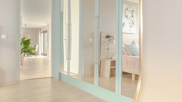 Un intérieur moderne avec un couloir menant à une chambre.