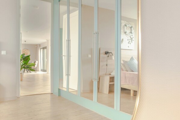 Een modern interieur met een gang die naar een slaapkamer leidt.