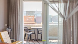 Habitació d'hotel amb una porta corredissa de vidre que dona a un espai exterior de pati.