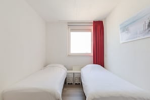 2 bedrooms, iron/ironing board, WiFi (free)