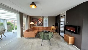 Living area - Deluxe Waterfront Bungalow with Jetty (Makkum)