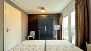 Room - Deluxe Waterfront Bungalow with Jetty (Makkum)