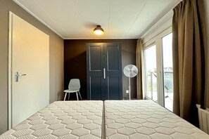 Unclassified image, 2 of 28, button - Deluxe Waterfront Bungalow with Jetty (Makkum)