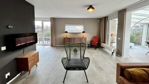 Interior - Deluxe Waterfront Bungalow with Jetty (Makkum)