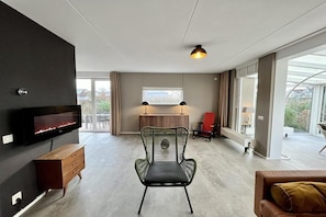 Unclassified image, 5 of 28, button - Deluxe Waterfront Bungalow with Jetty (Makkum)