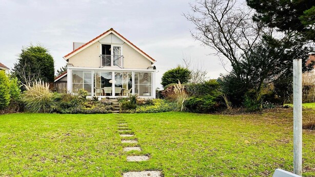 Outdoor dining - Deluxe Waterfront Bungalow with Jetty (Makkum)