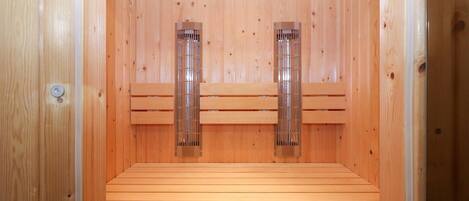 Uma sauna com bancos de madeira e duas saídas de vapor visíveis.