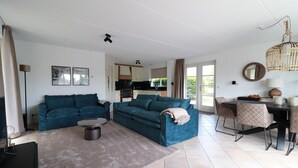 Living area - Stylish Waterfront Villa with Sauna (Makkum)