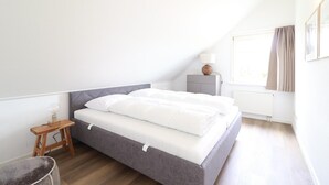 Room - Stylish Waterfront Villa with Sauna (Makkum)