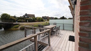Outdoor dining - Stylish Waterfront Villa with Sauna (Makkum)