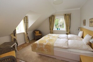 5 bedrooms, desk, iron/ironing board, free WiFi