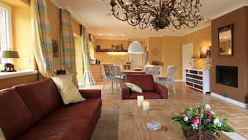 Smart-TV, Kamin, Videospiele, Bücher