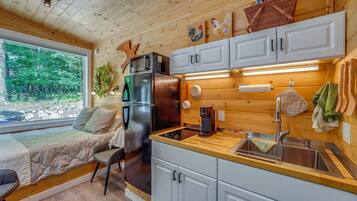 Coffee/tea maker, fridge, microwave, toaster