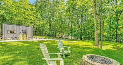Serene Couple's Escape w/ Fire Pit in Mt Pleasant