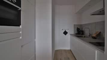 Wasserkocher mit Kaffee-/Teezubehör, Kühlschrank, Mikrowelle, Herdplatte