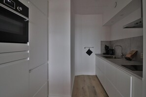 Coffee/tea maker, fridge, microwave, stovetop