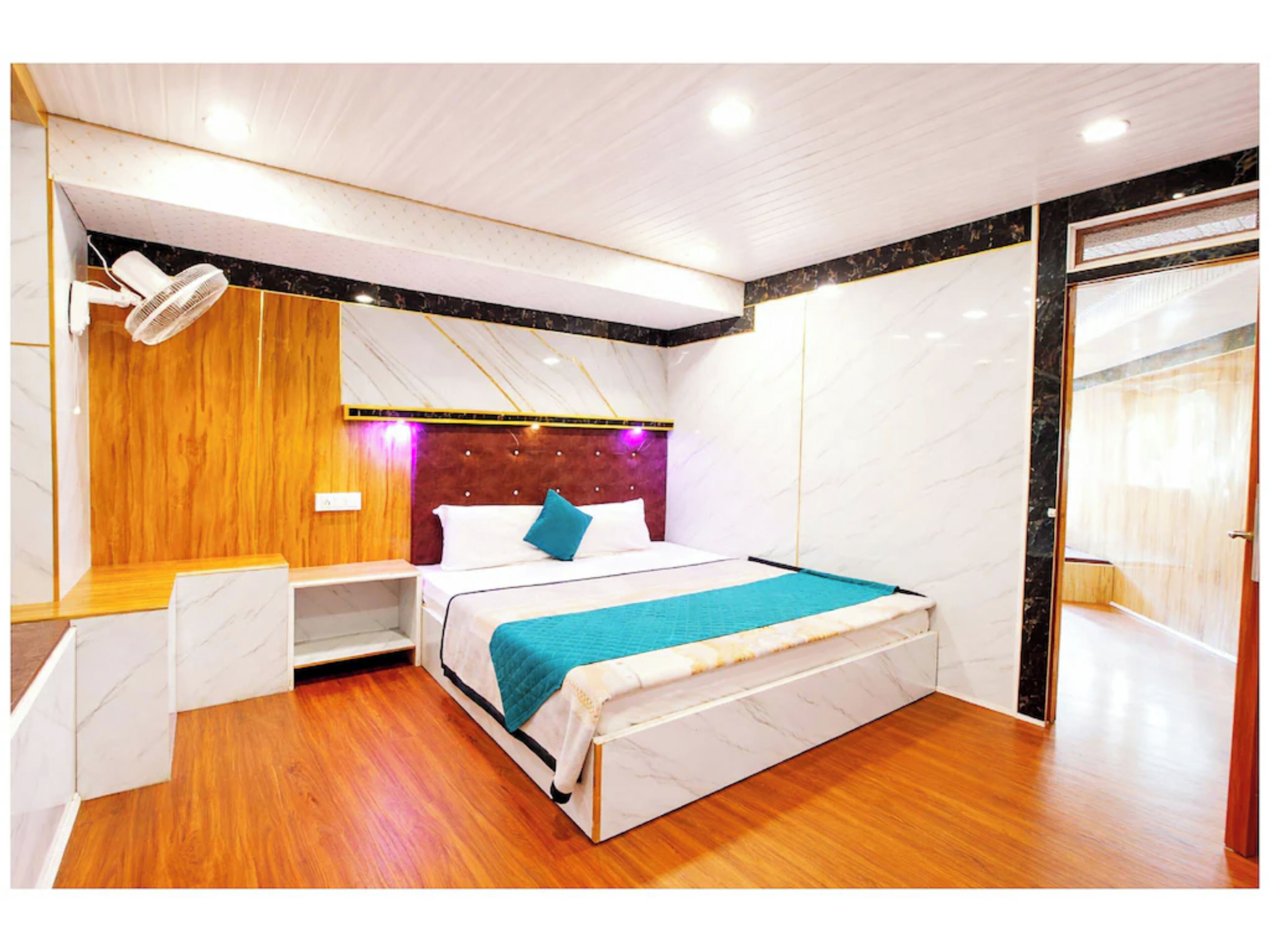 Deluxe Double Room, Lake View | Hypo-allergenic bedding available, desk, soundproofing, WiFi (free)