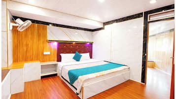 Deluxe Double Room, Lake View | Hypo-allergenic bedding available, desk, soundproofing, WiFi (free)