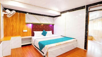 Deluxe Double Room, Lake View | Hypo-allergenic bedding, desk, soundproofing, free WiFi