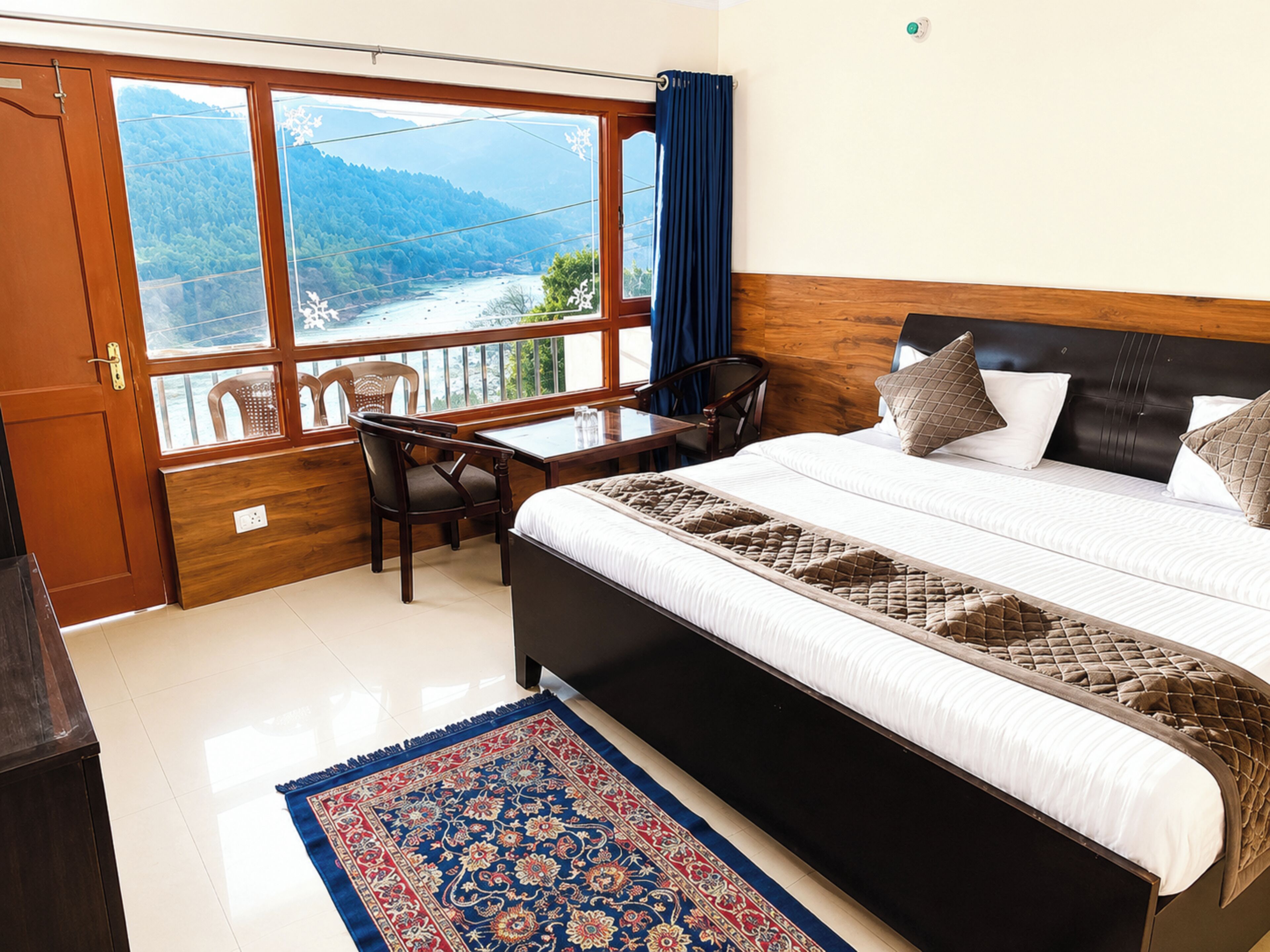 Habitación cuádruple Deluxe, vista al lago | Ropa de cama hipoalergénica, escritorio, insonorización y wifi gratis 