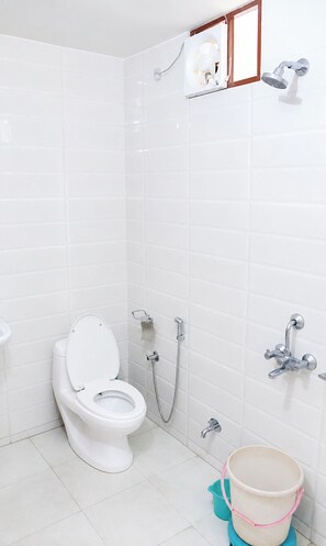 Shower, rainfall showerhead, slippers, towels - Hotel Rohila Lodge Near Mall Road  (Nainital)