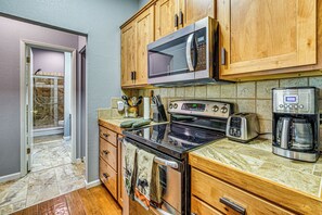 Coffee/tea maker, fridge, microwave, stovetop - Shuffleboard & Arcade! Alto Family Escape (Alto)