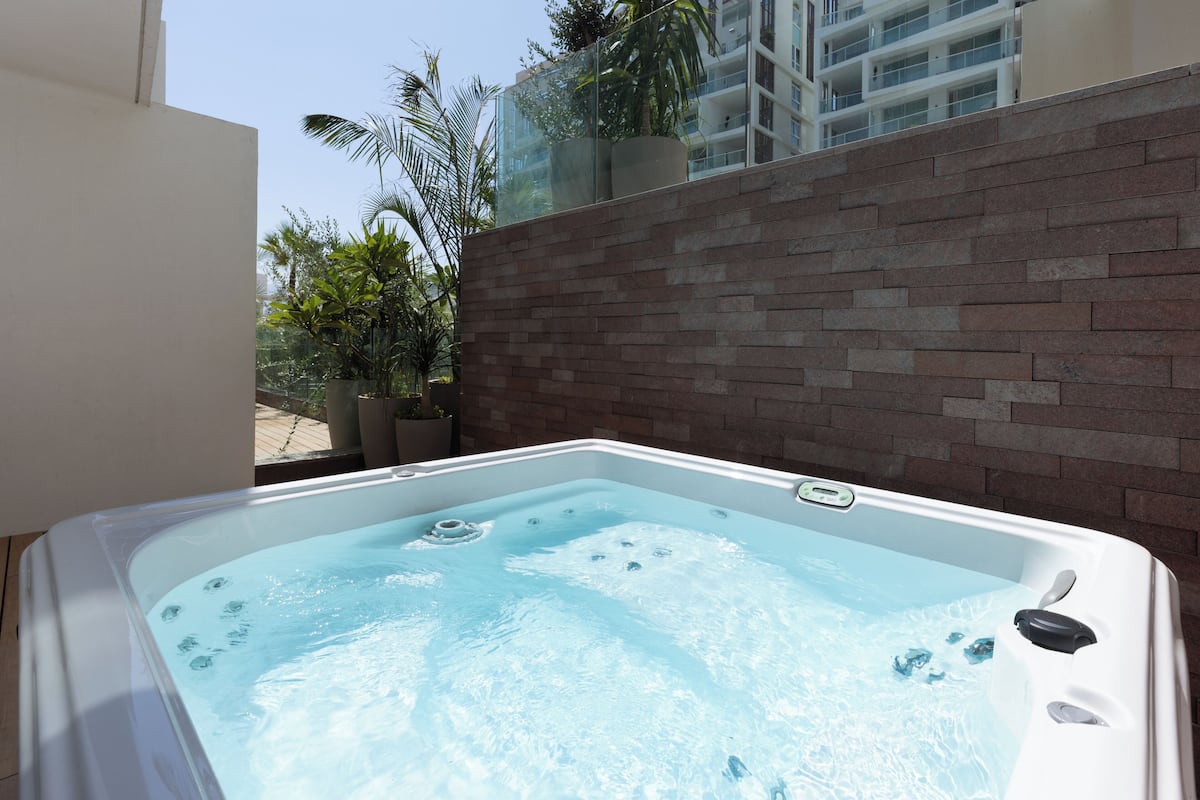 King Suite with Spa Bath | Két bảo mật tại phòng, truy cập Internet không dây miễn phí 