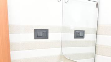 Deluxe-Doppelzimmer, Stadtblick | Badezimmer | Kostenlose Toilettenartikel, Haartrockner, Handtücher, Seife