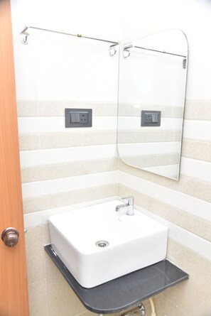 Deluxe-Doppelzimmer, Stadtblick | Badezimmer | Kostenlose Toilettenartikel, Haartrockner, Handtücher, Seife